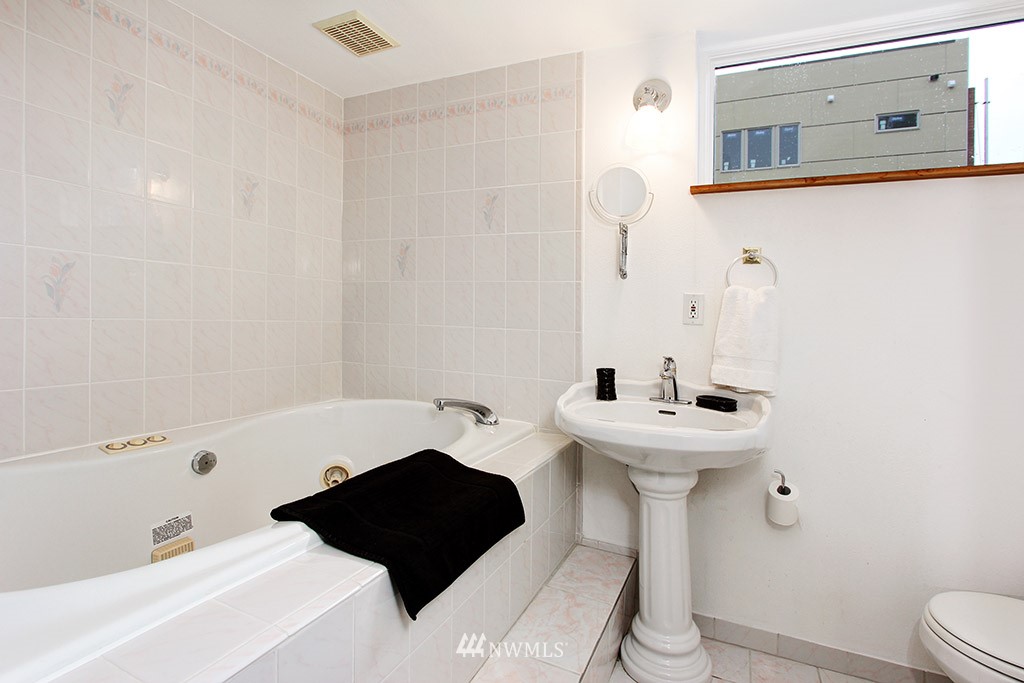 3921 Southwest Kenyon Street Seattle, WA 98136 - Photo 15 of 23 Gallery Image 15