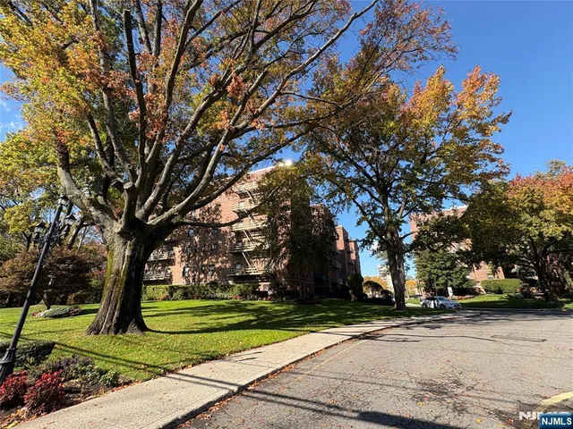 $279,900 | 2329 Hudson Terrace, Unit C3, Fort Lee, NJ 07024