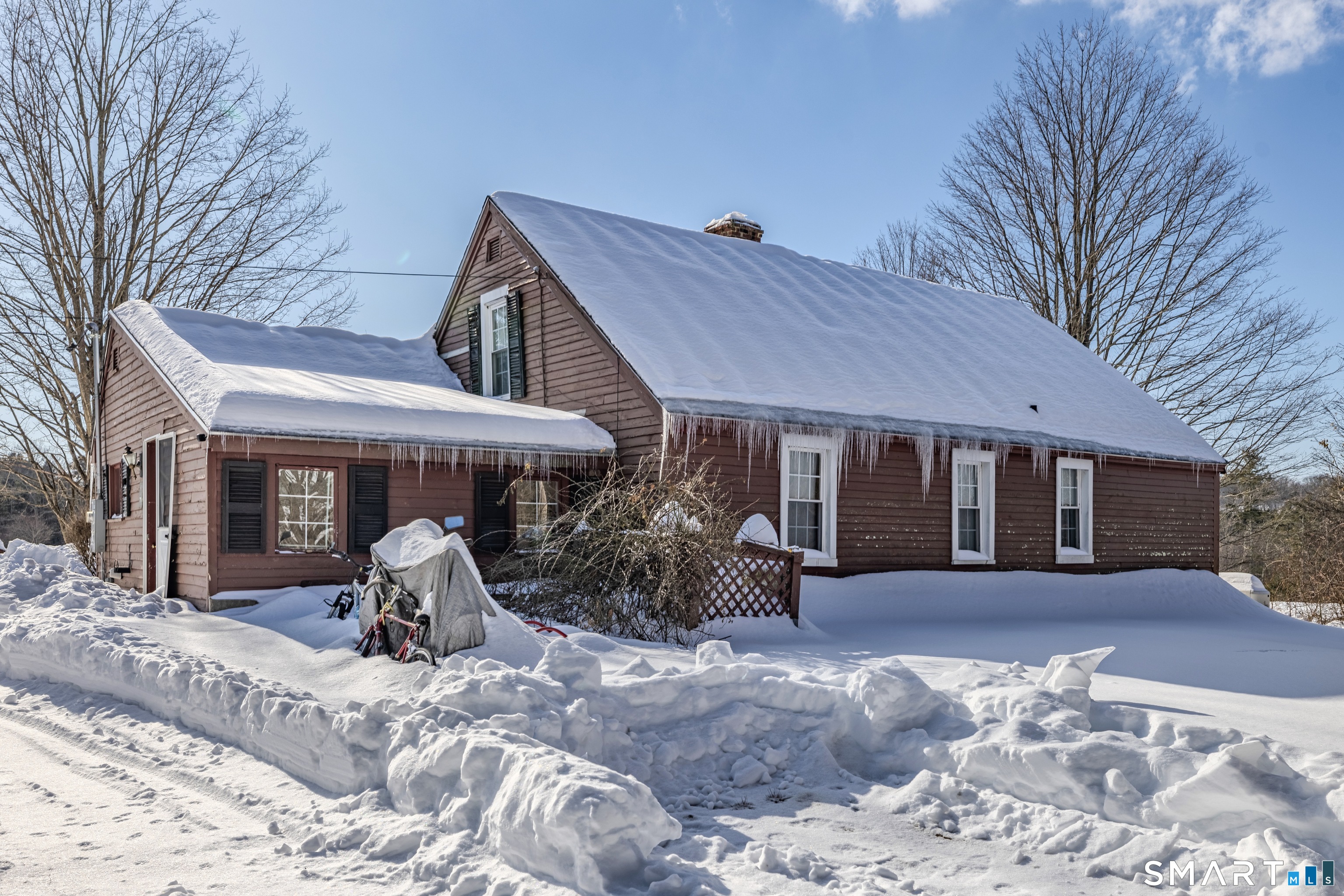 78 East Putnam Road Putnam, CT 06260 - Photo 4 of 26 a front view of a house with garden