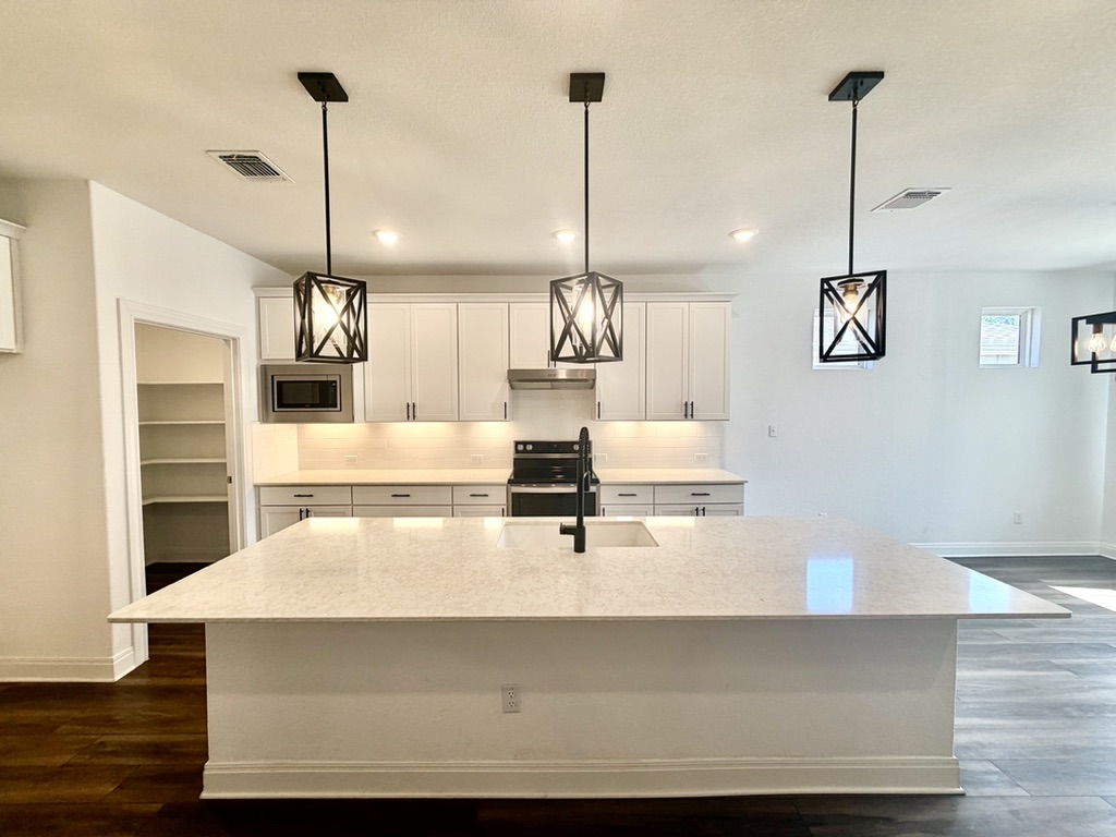 125 Slenderleaf Drive Marble Falls, TX 78654 - Photo 7 of 30 Spacious island in the kitchen provides ample prep space plus breakfast bar seating as well.