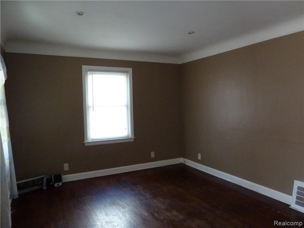 22146 Virginia Eastpointe, MI 48021 - Photo 2 of 18 LivRm 1.JPG