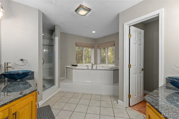 $585,000 | 2 Deer Hollow Lane, Litchfield, IL 62056