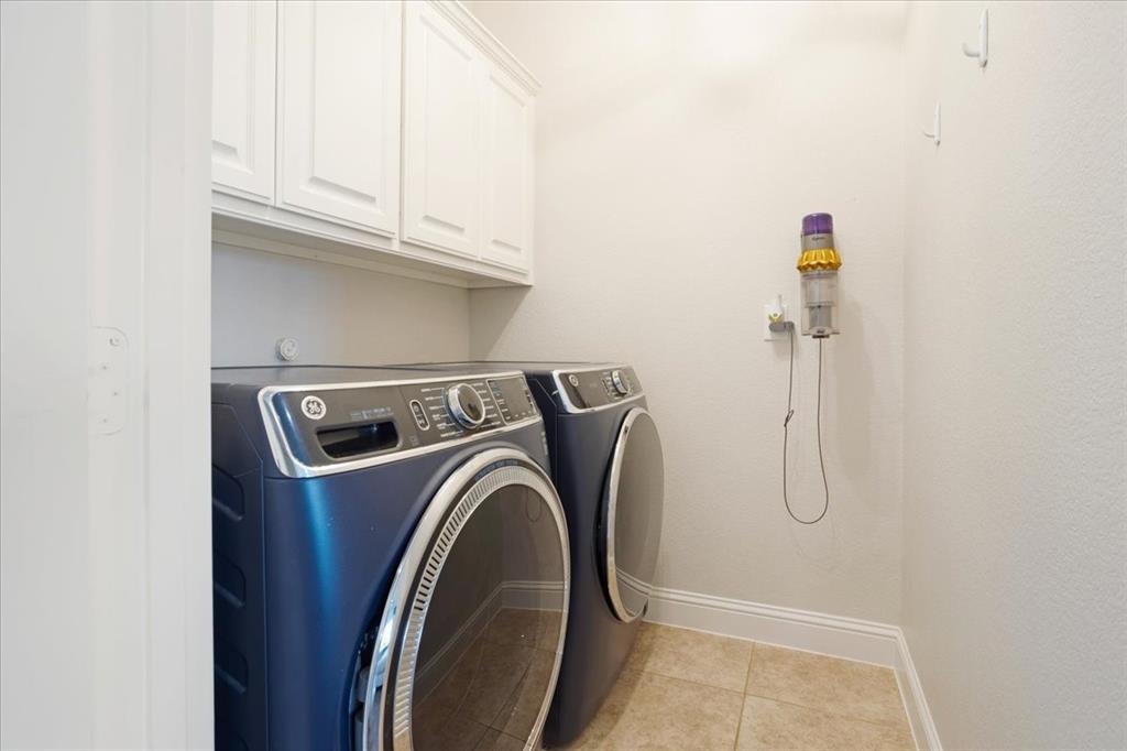 7940 Bishop Road Plano, TX 75024 - Photo 14 of 36 a utility room with dryer and washer