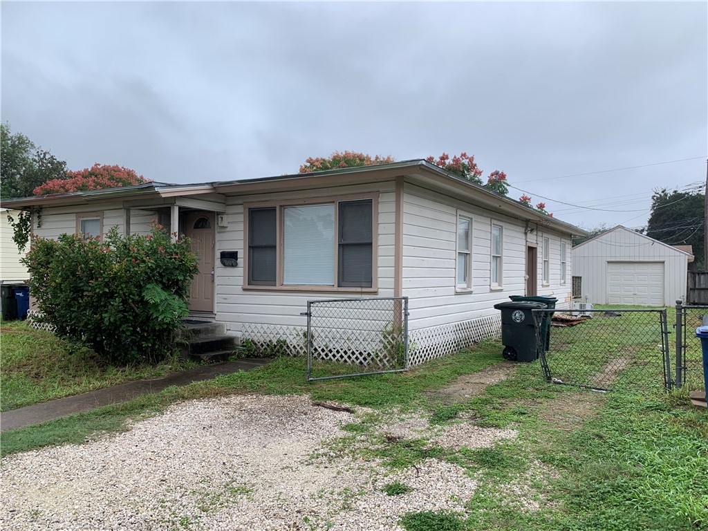 a view of a house with backyard
