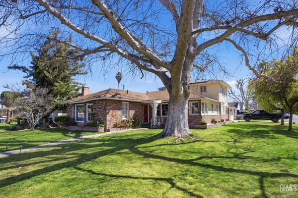 a view of a house with a yard