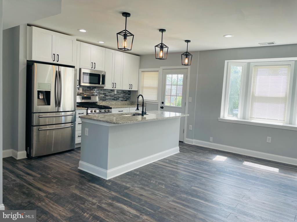 1303 Silverthorne Road Baltimore, MD 21239 - Photo 3 of 20