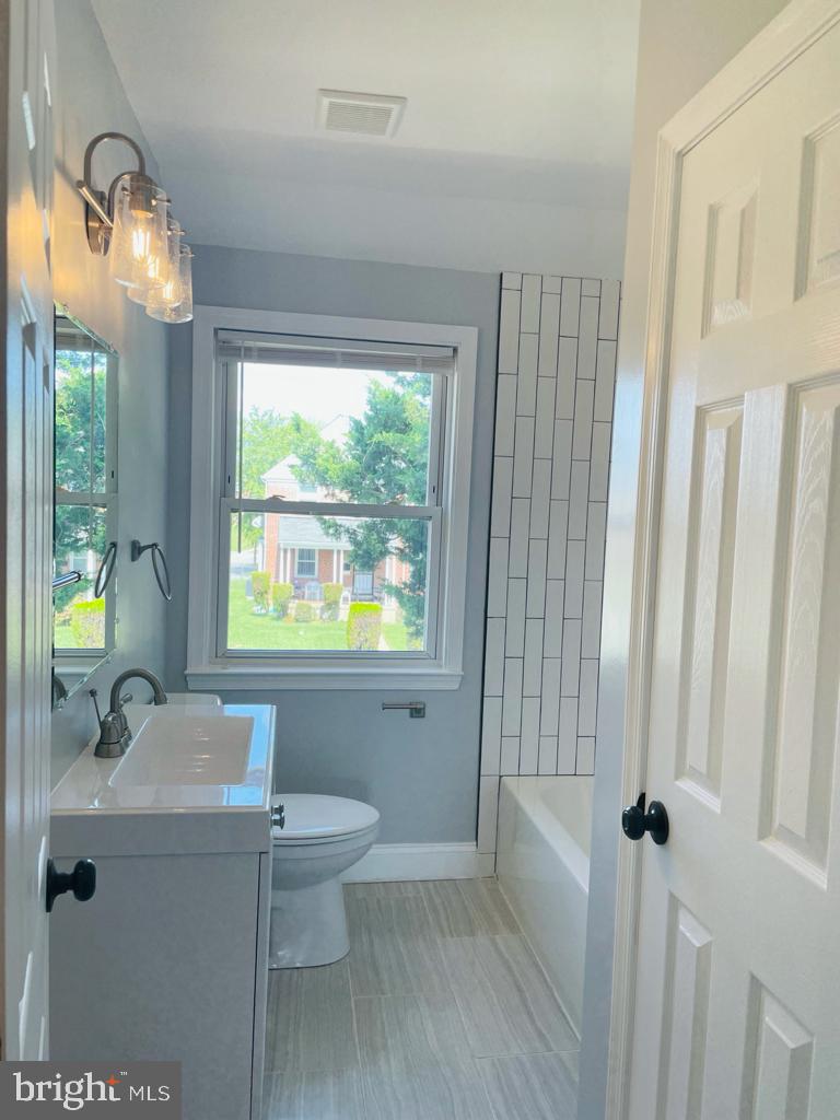1303 Silverthorne Road Baltimore, MD 21239 - Photo 5 of 20