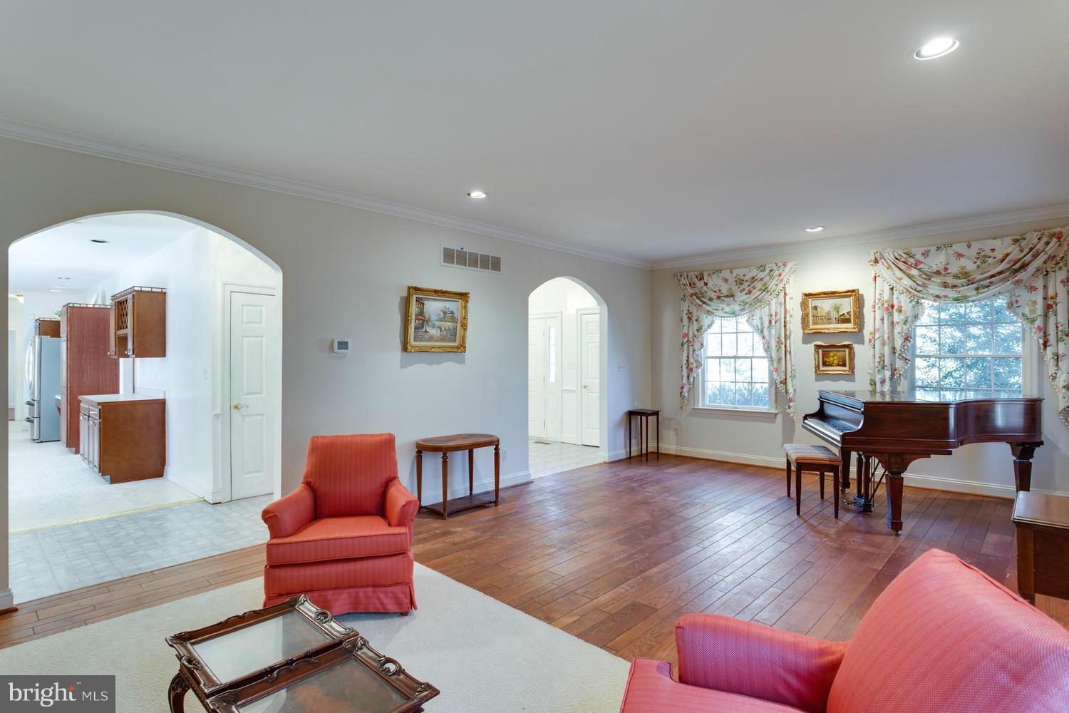 1223 Brookview Road Baltimore, MD 21286 - Photo 6 of 30 Living Room
