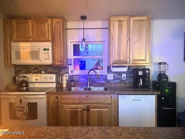 2605 South Tomahawk Road, Unit 170 Apache Junction, AZ 85119 - Photo 4 of 39 Kitchen in the evening