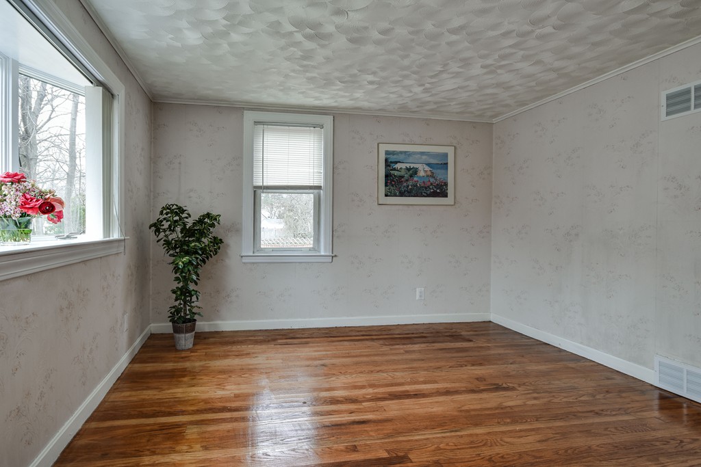 10 Magnolia Road Natick, MA 01760 - Photo 4 of 17