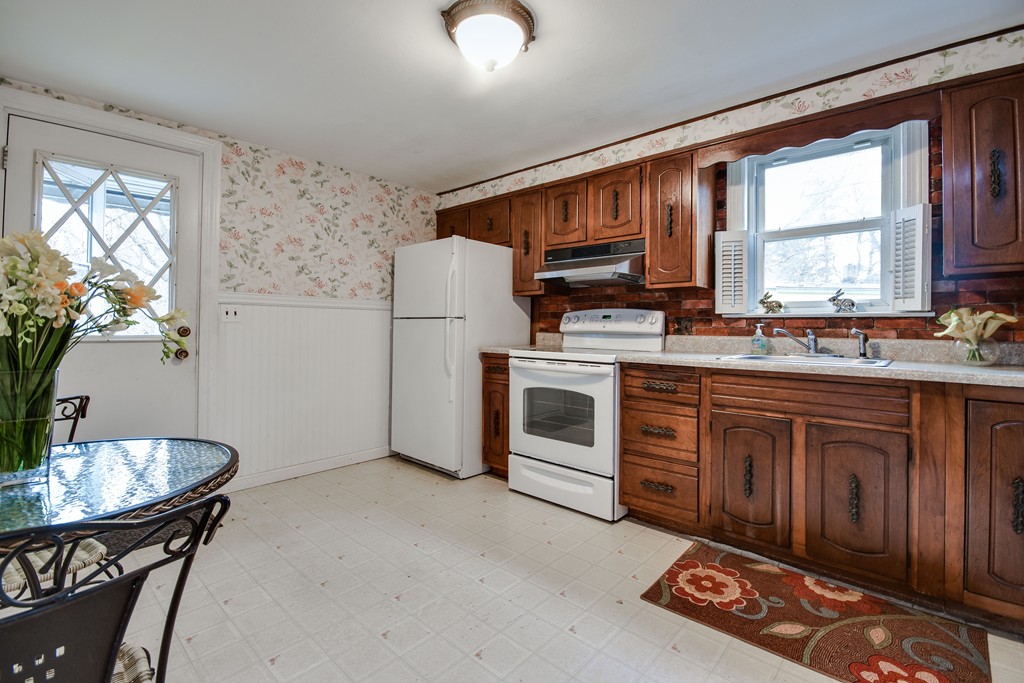 10 Magnolia Road Natick, MA 01760 - Photo 6 of 17