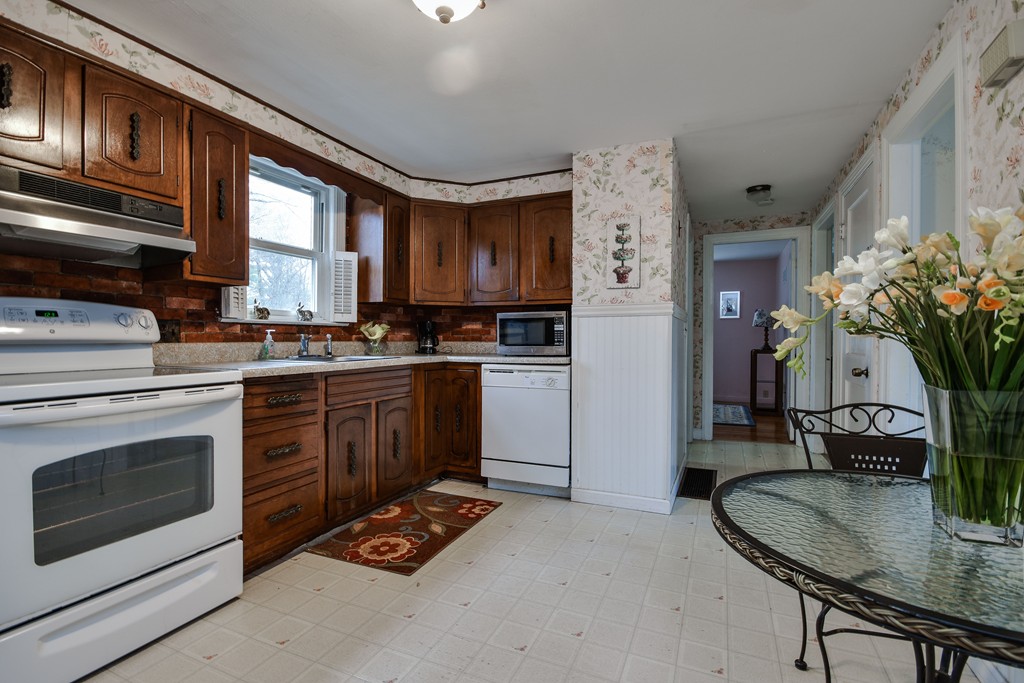 10 Magnolia Road Natick, MA 01760 - Photo 7 of 17