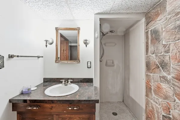 $3,200 | 113 North Street, Shrewsbury, MA 01545