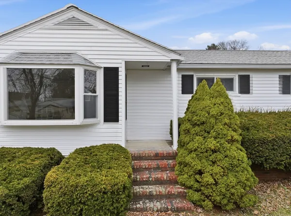 $3,200 | 113 North Street, Shrewsbury, MA 01545