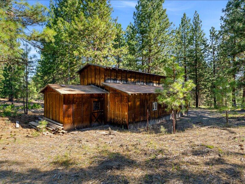40060 Incline Drive Chiloquin, OR 97624 - Photo 18 of 26 a view of a backyard