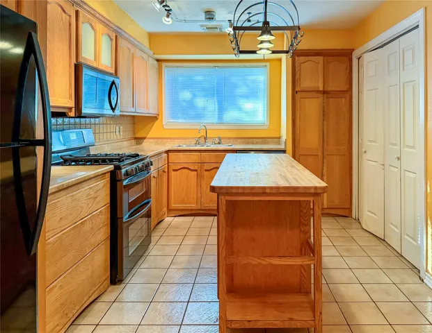 $275,000 | 459 Village Creek Drive, Houston, TX 77598