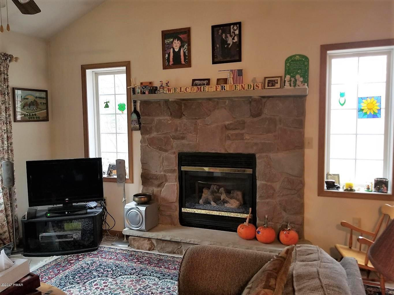 105 Rhododendron Lane Milford, PA 18337 - Photo 4 of 21 20171124183511794181000000-o