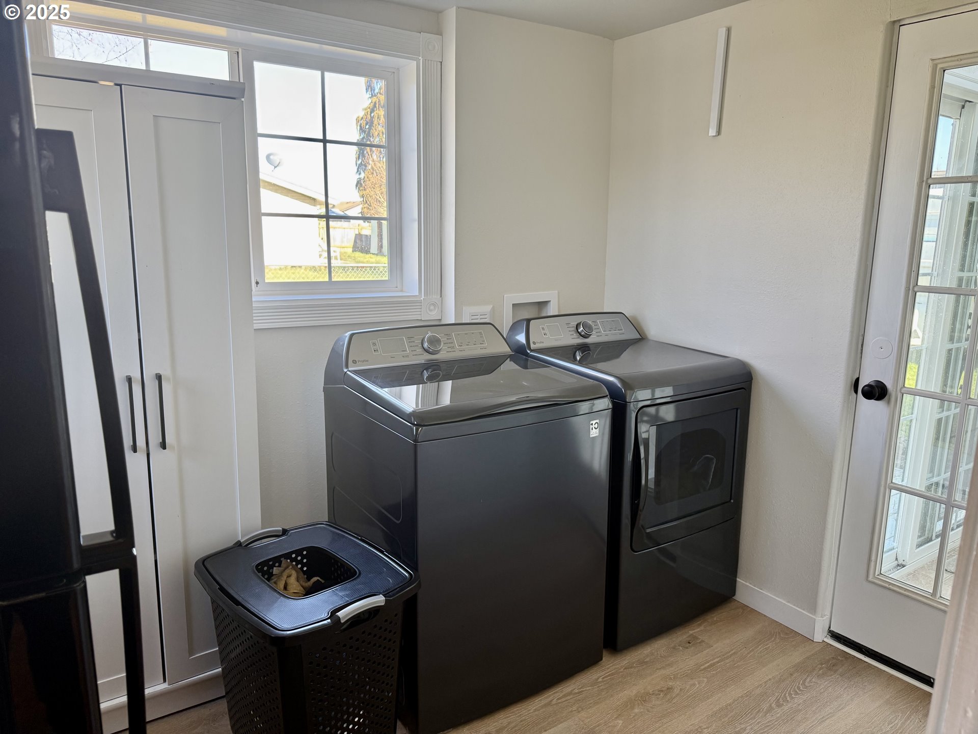 345 38th Street Springfield, OR 97478 - Photo 11 of 29 a utility room with closet dryer and washer