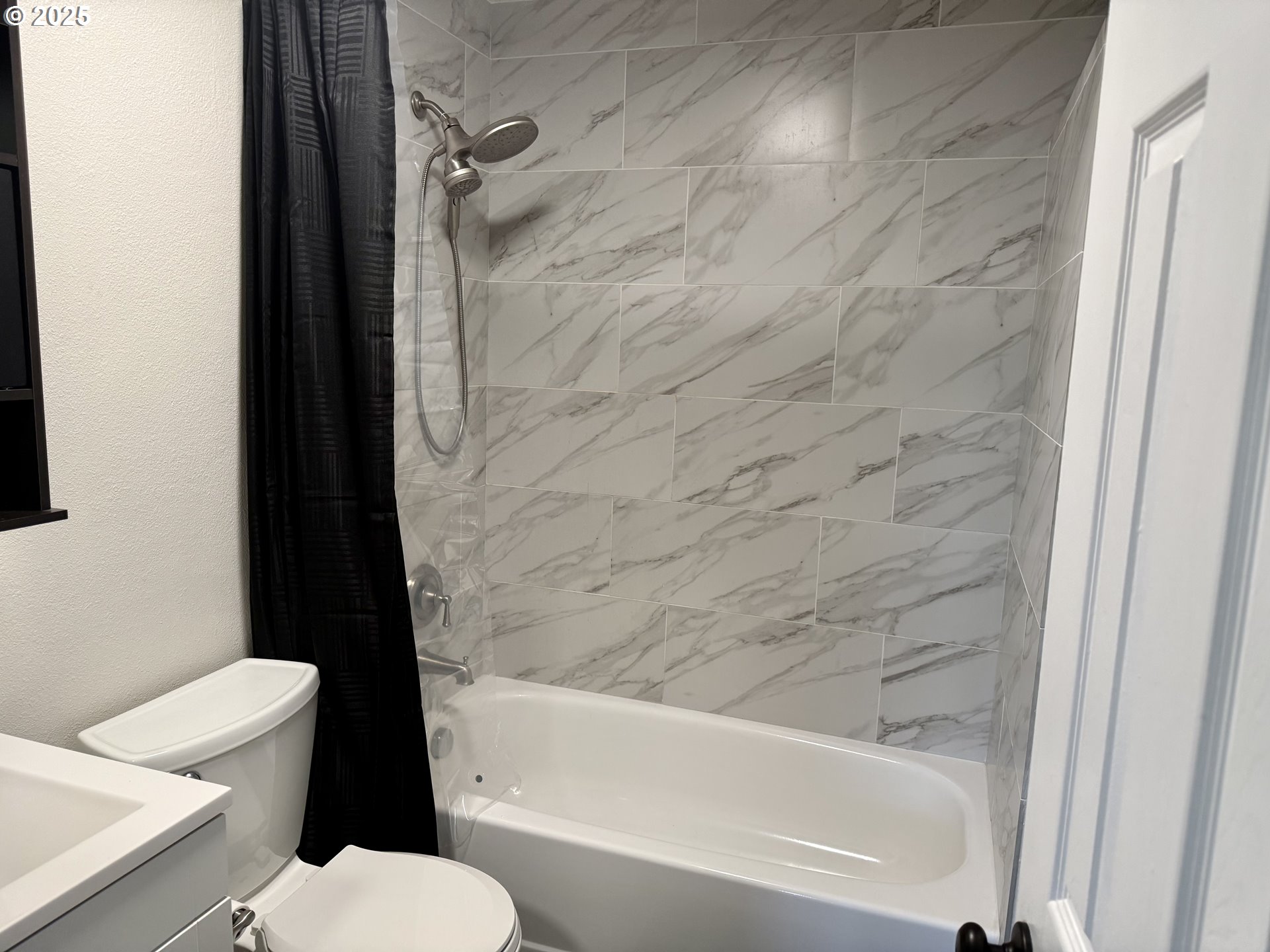 345 38th Street Springfield, OR 97478 - Photo 16 of 29 a bathroom with a toilet and a bathtub