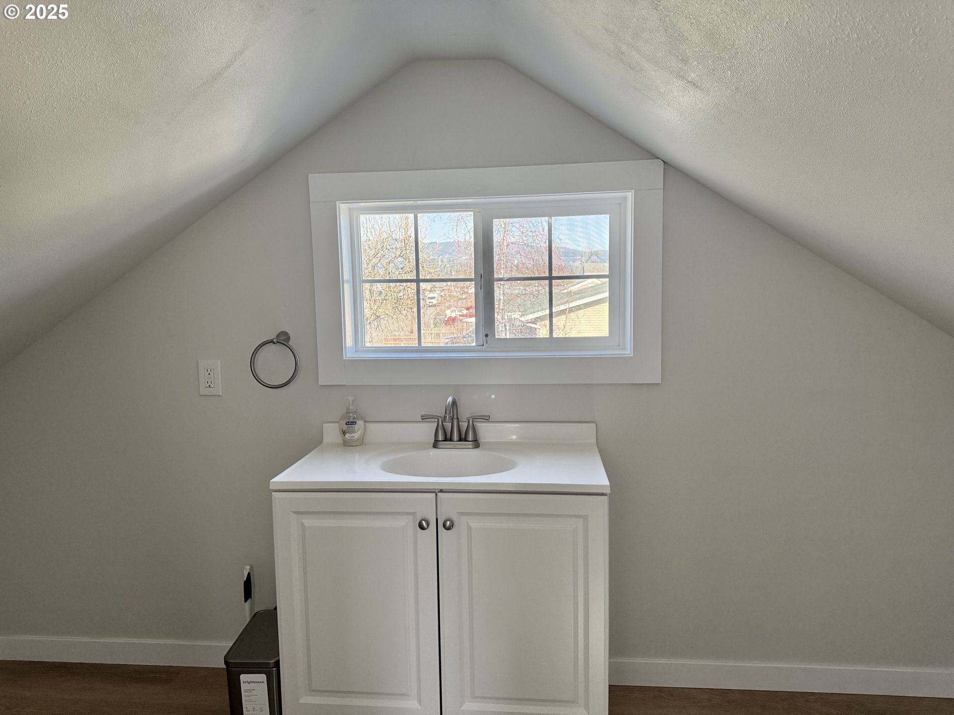 345 38th Street Springfield, OR 97478 - Photo 20 of 29 a bathroom with a sink and a vanity