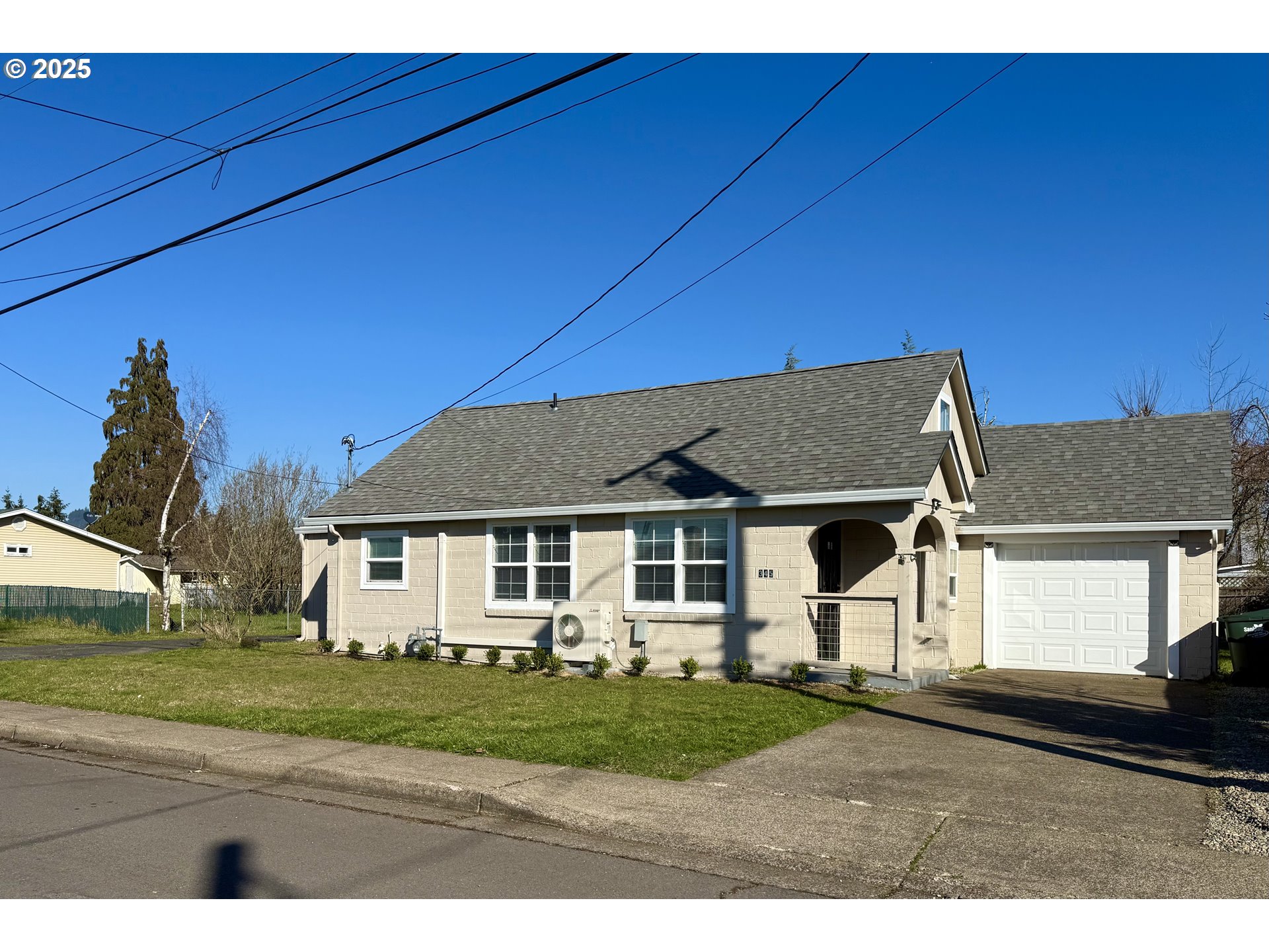 345 38th Street Springfield, OR 97478 - Photo 4 of 29 a house view with a garden space