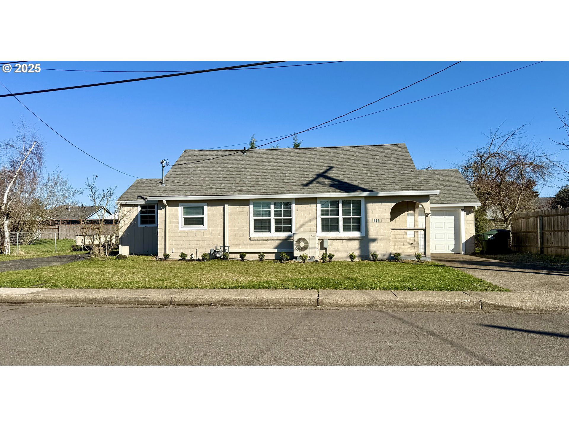 345 38th Street Springfield, OR 97478 - Photo 5 of 29 a house view with a outdoor space