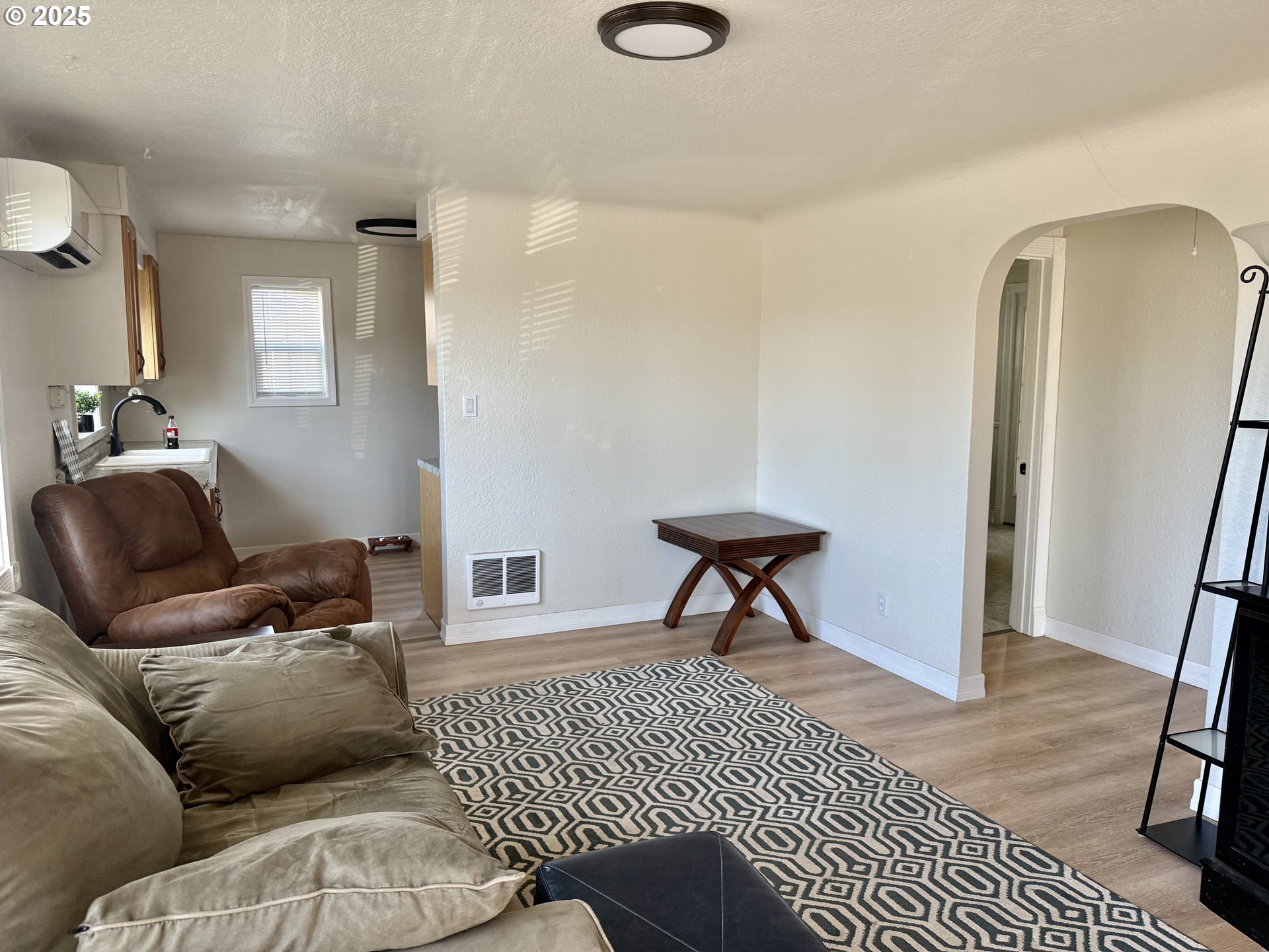 345 38th Street Springfield, OR 97478 - Photo 6 of 29 a living room with furniture