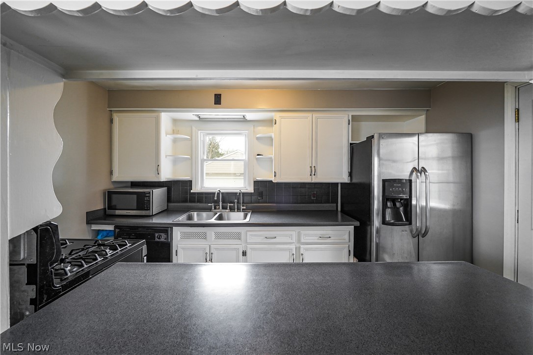 5695 Shawnee Road Cleveland, OH 44124 - Photo 8 of 31 Eat-In Kitchen