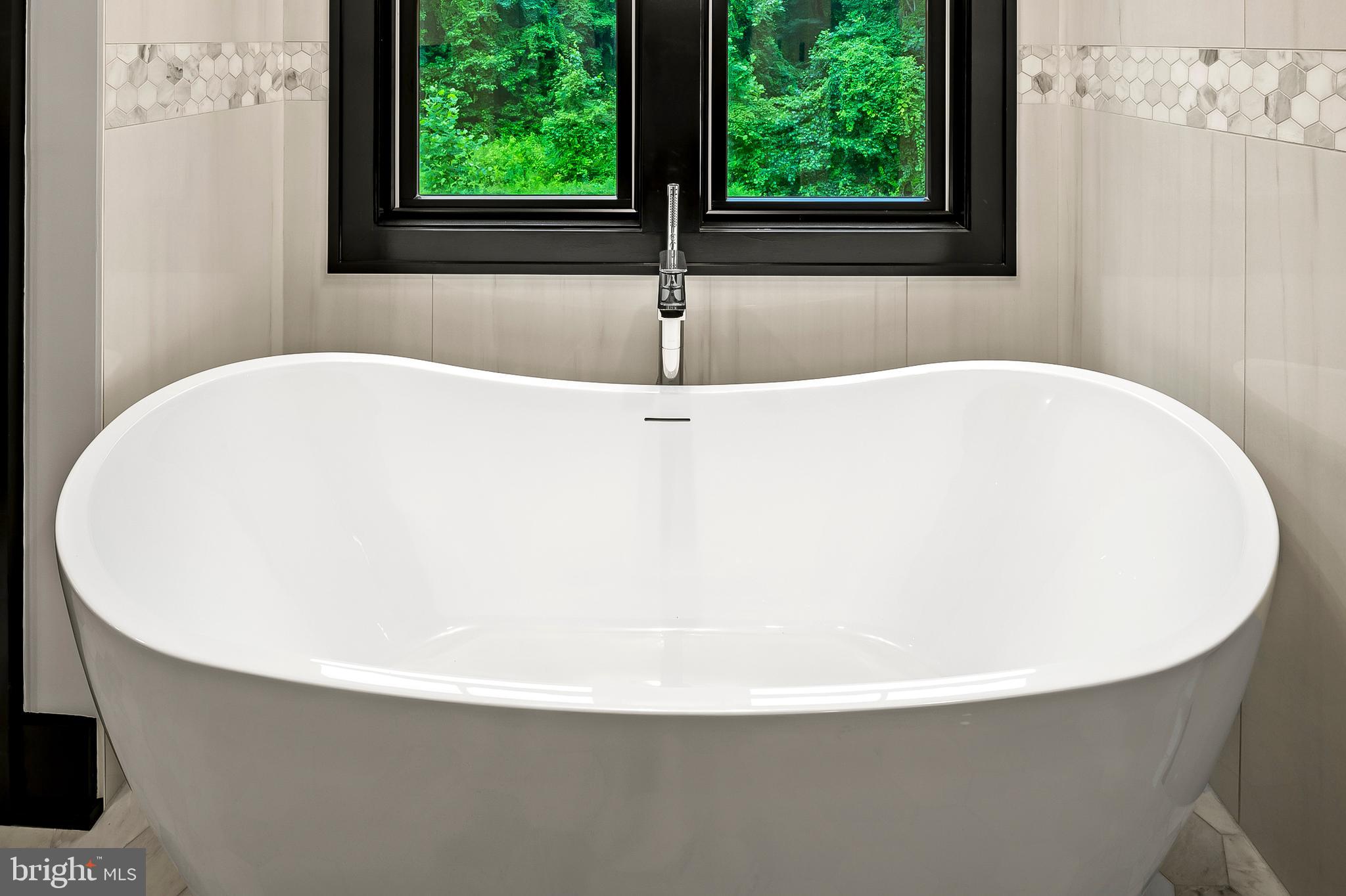 934 Chesterfield Road Annapolis, MD 21401 - Photo 30 of 73 Primary Bathroom Tub