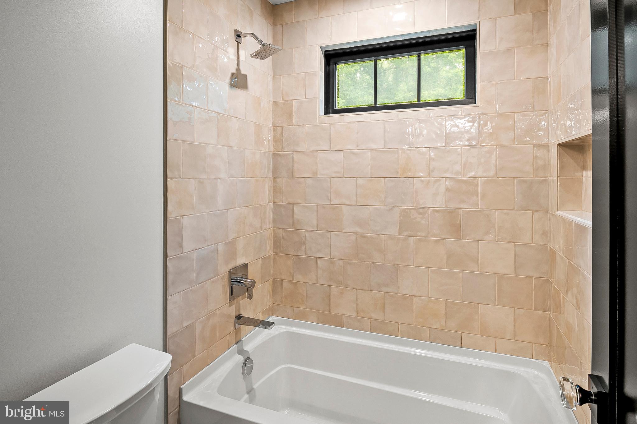 934 Chesterfield Road Annapolis, MD 21401 - Photo 37 of 73 Shared Bathroom Tub / Shower