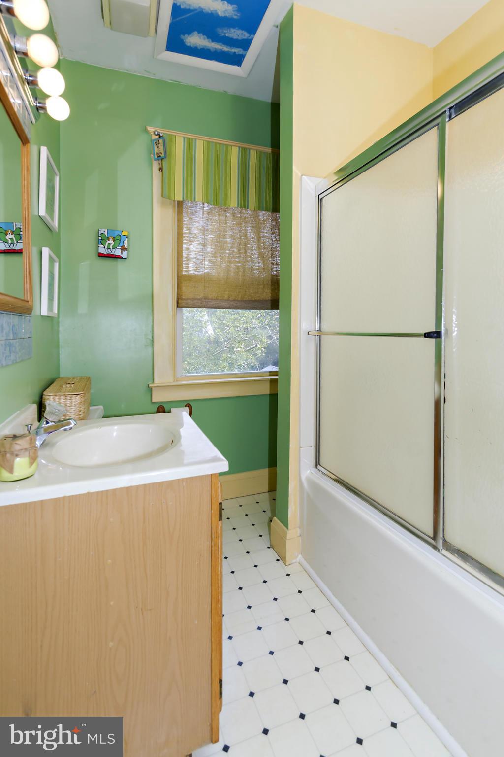 622 Stamford Road Baltimore, MD 21229 - Photo 20 of 22 Bathroom