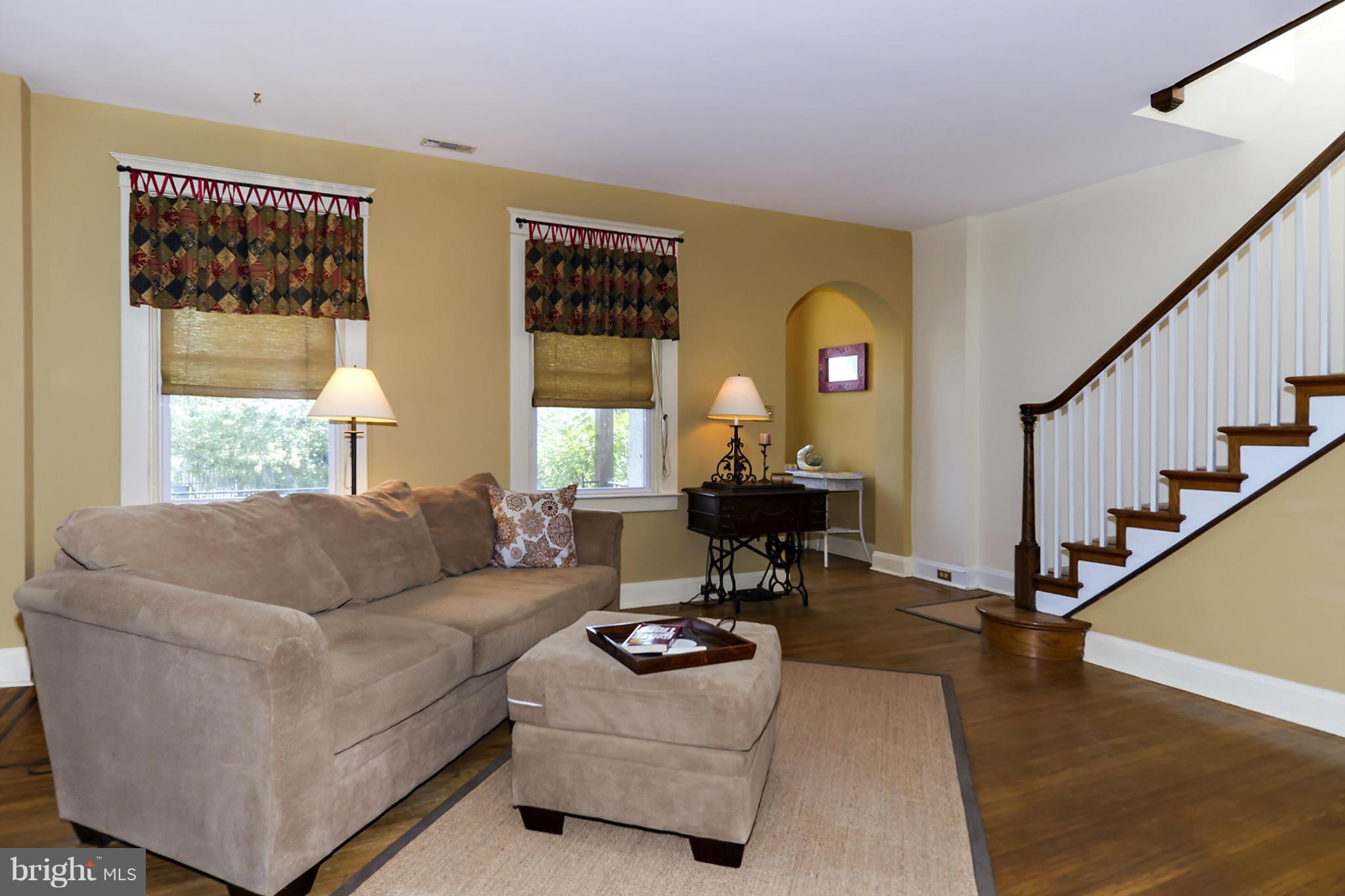 622 Stamford Road Baltimore, MD 21229 - Photo 6 of 22 Living Room