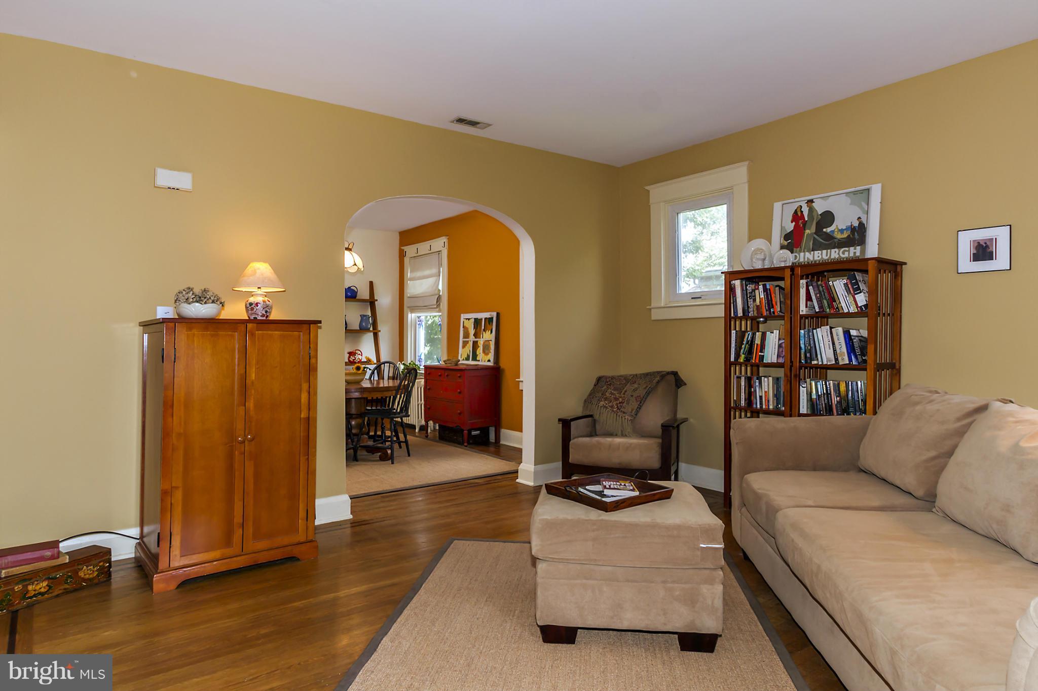 622 Stamford Road Baltimore, MD 21229 - Photo 7 of 22 Living Room