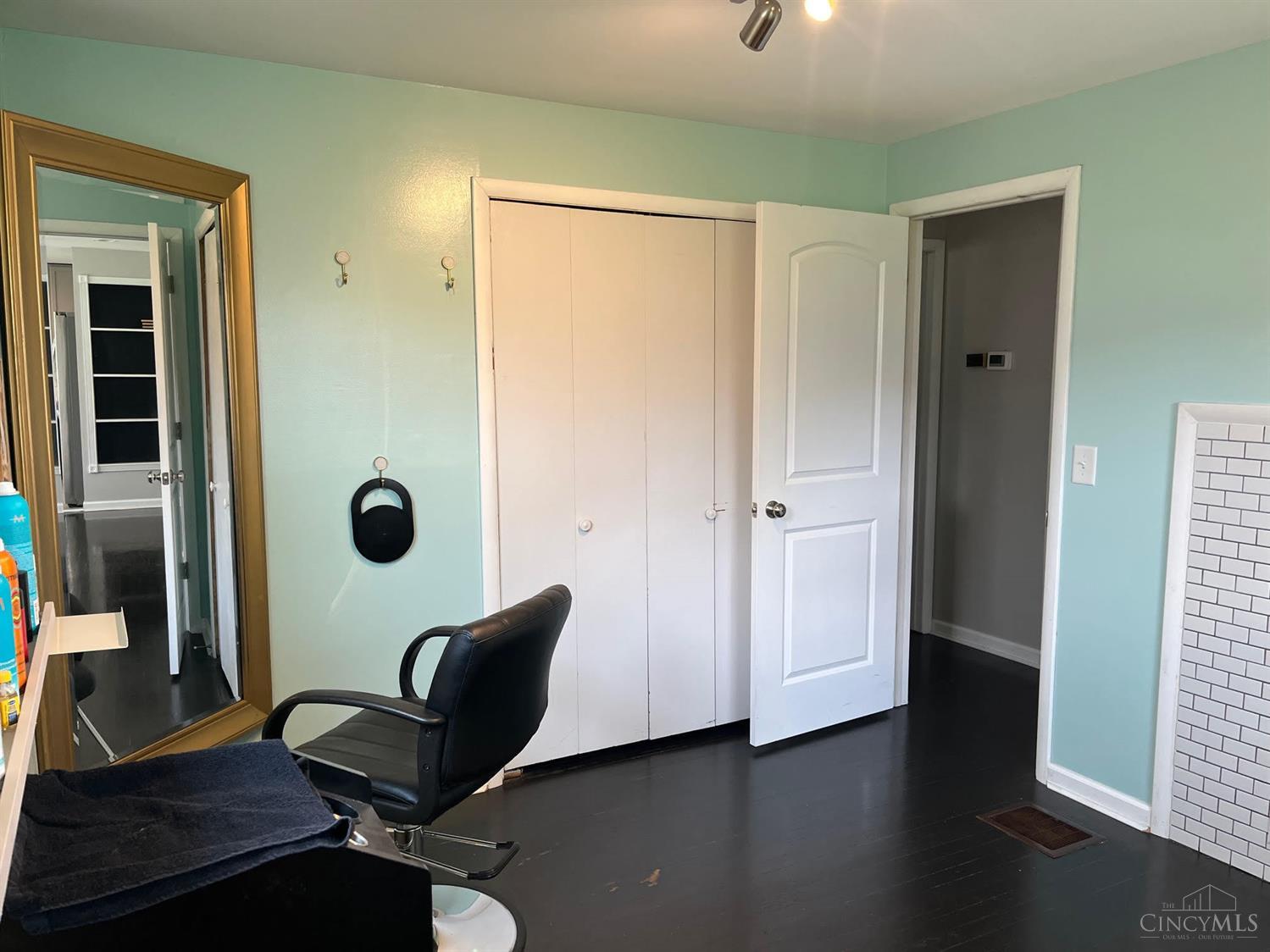 21 Hadley Road Greenhills, OH 45218 - Photo 12 of 25 Gallery Image 12