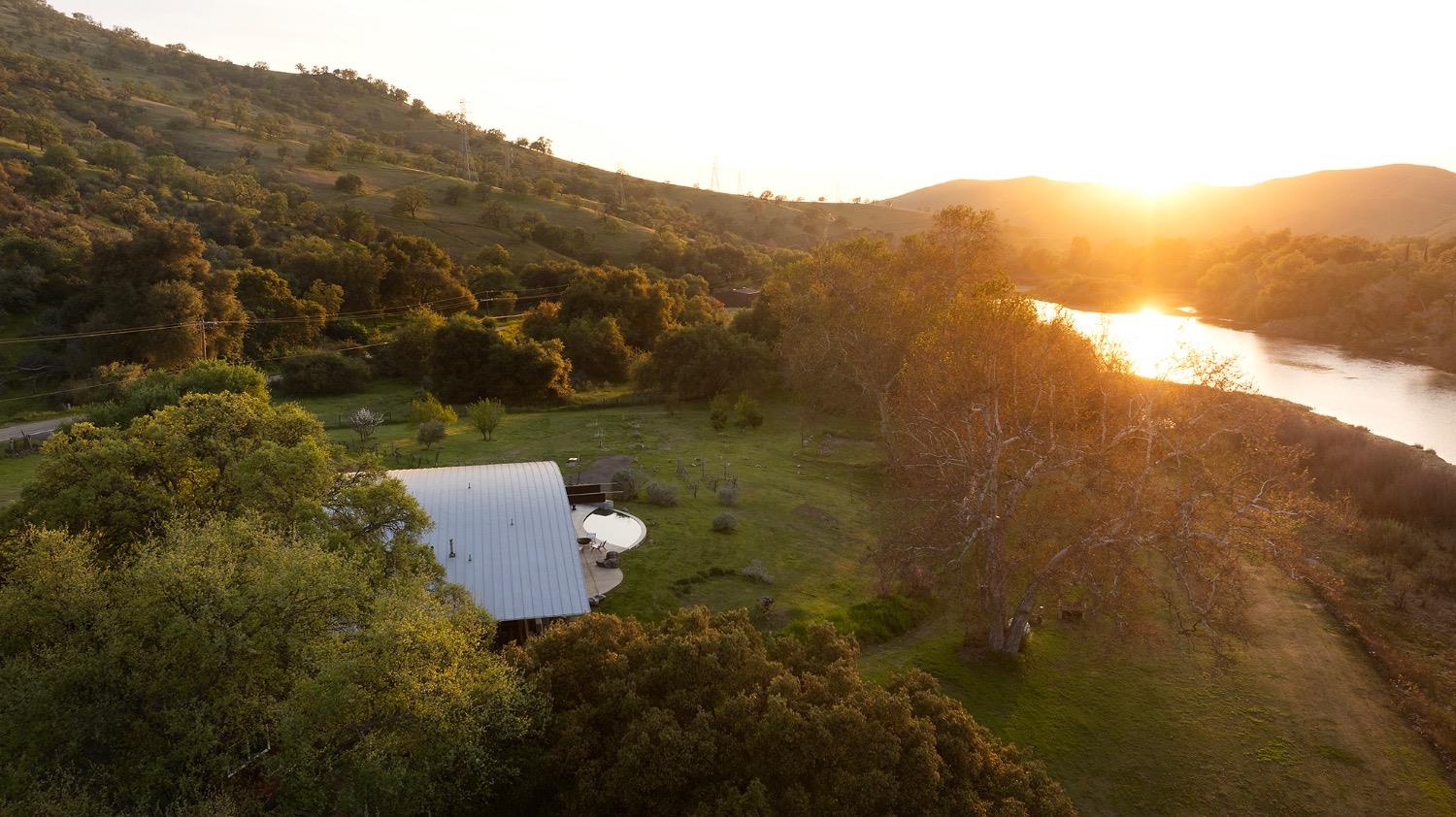 26210 Elwood Road Sanger, CA 93657 - Photo 31 of 36 a view of a house with a mountain