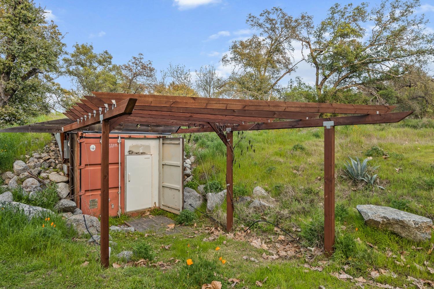 26210 Elwood Road Sanger, CA 93657 - Photo 33 of 36 a view of a backyard with plants