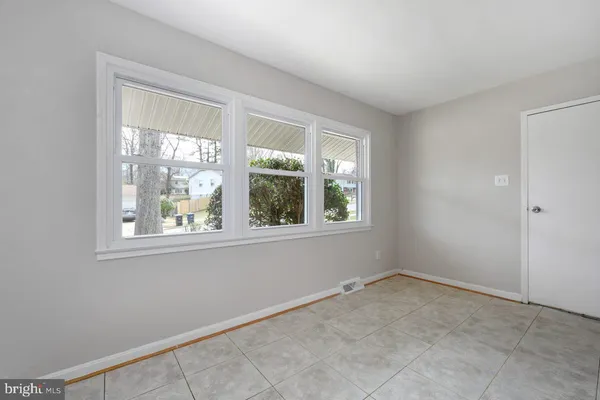 a view of empty room with window