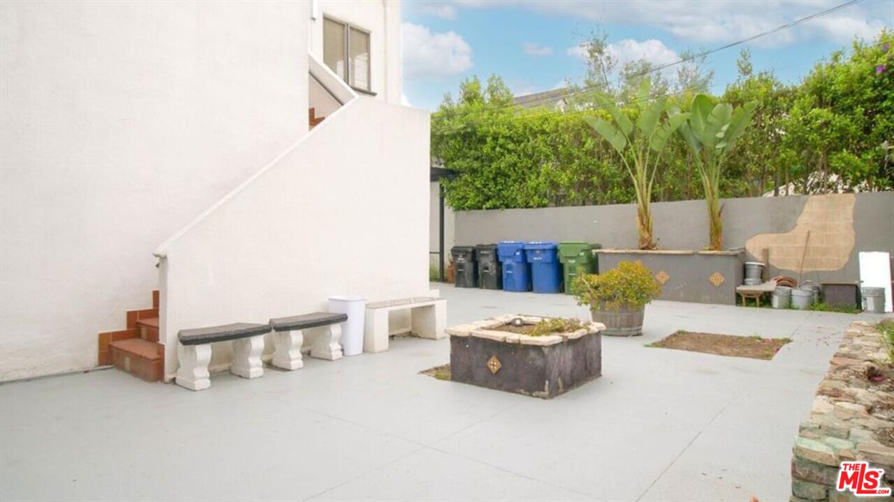 1437 South Ridgeley Drive Los Angeles, CA 90019 - Photo 11 of 37 a view of an outdoor sitting area