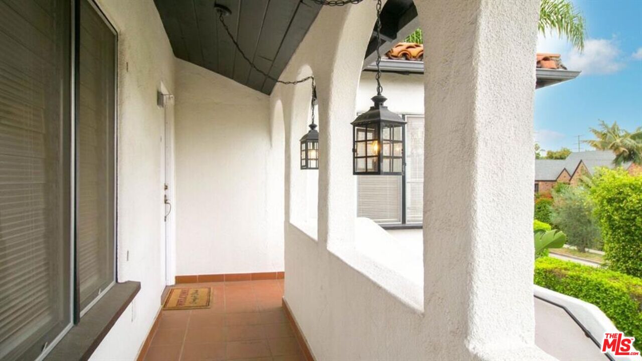 1437 South Ridgeley Drive Los Angeles, CA 90019 - Photo 13 of 37 a picture of a very nice looking hallway