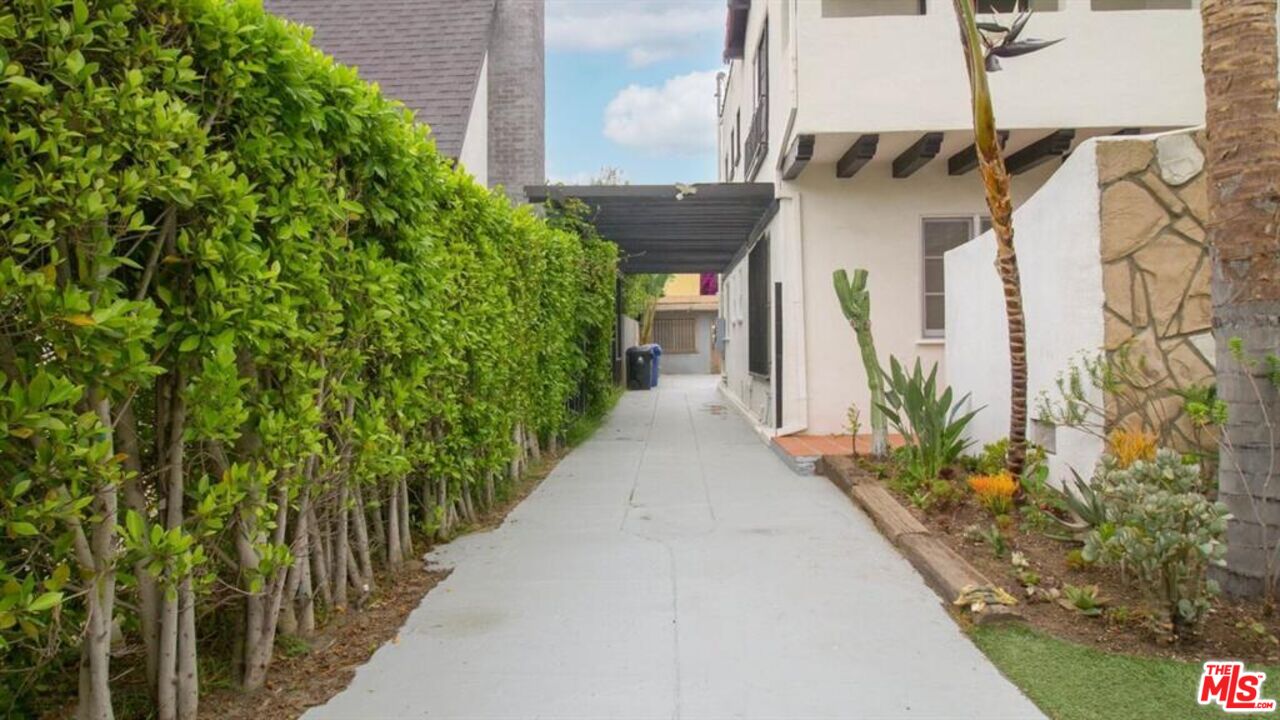 1437 South Ridgeley Drive Los Angeles, CA 90019 - Photo 7 of 37