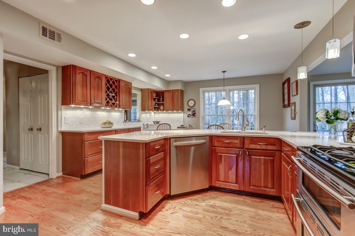 11315 Handlebar Road Reston, VA 20191 - Photo 8 of 41 Stainless appliances, updated cabinets & counters