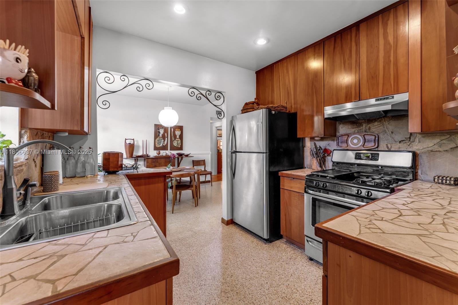 1895 Southwest 25th Street Miami, FL 33133 - Photo 9 of 24