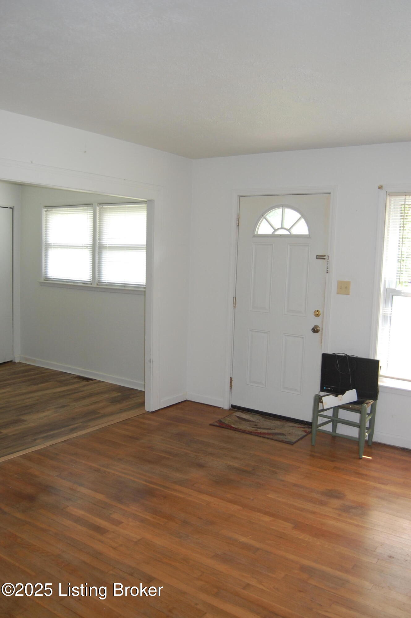 9530 Maple Road Louisville, KY 40229 - Photo 11 of 23 DSC_1084