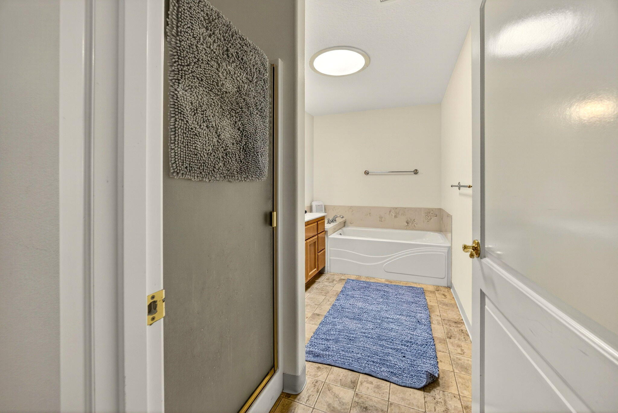 1708 Leonard Road Grants Pass, OR 97527 - Photo 21 of 46 Primary Bath with shower and soaking tub.