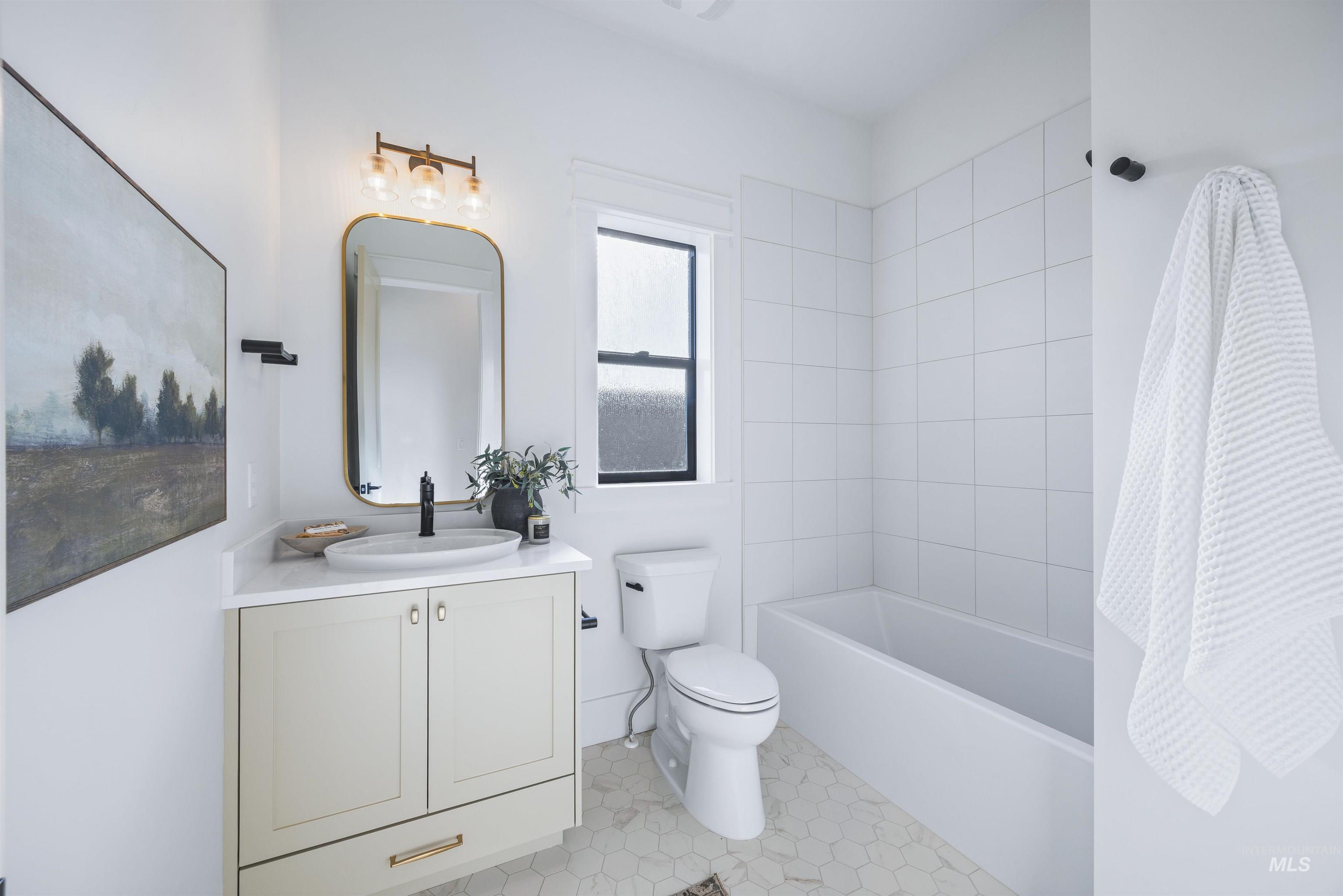 948 East Escalation Street Meridian, ID 83642 - Photo 7 of 44 Bathroom with vanity and shower / tub combination