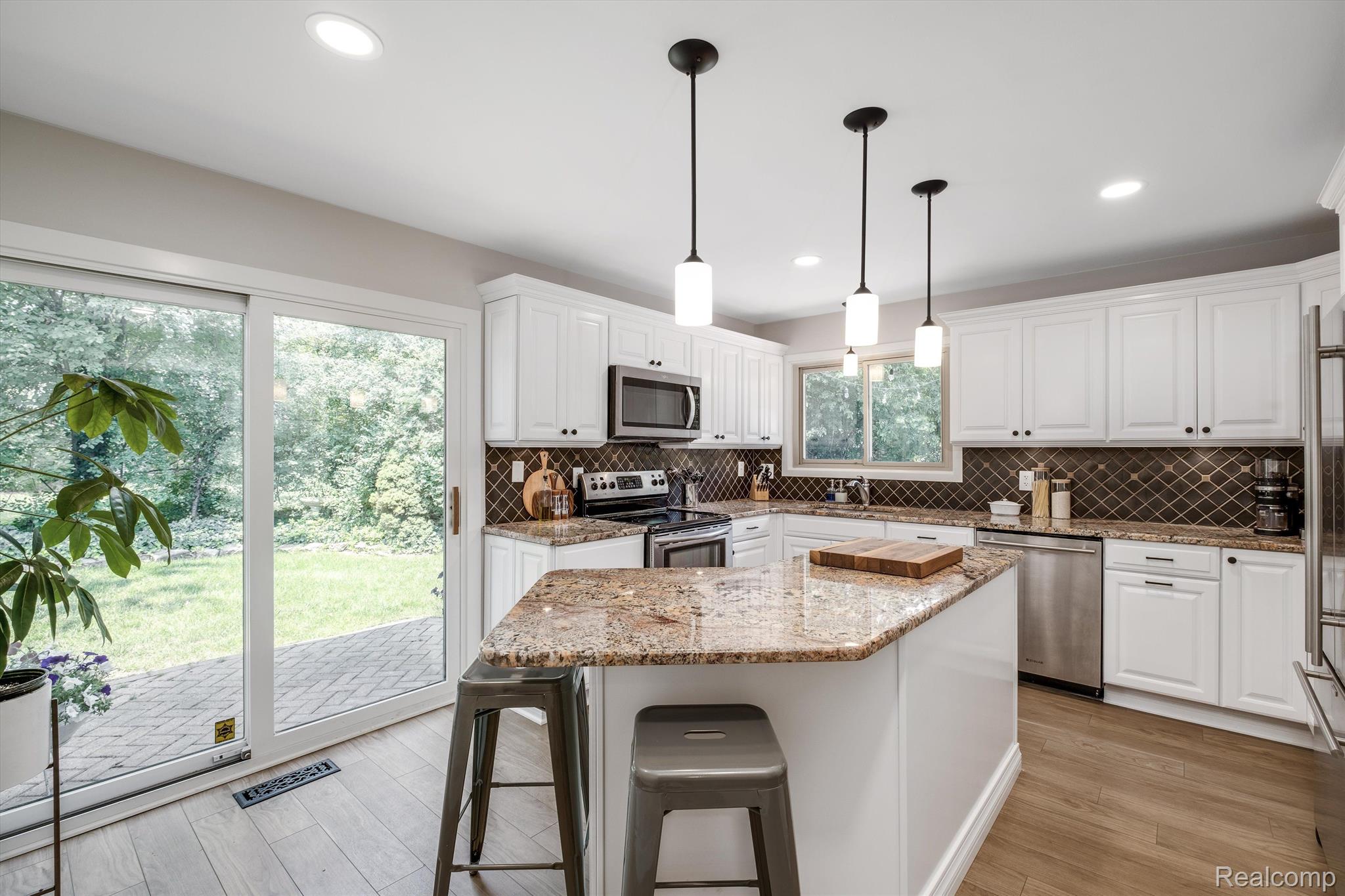 5791 Burnham Road Bloomfield Hills, MI 48302 - Photo 9 of 33 Kitchen with sliding door