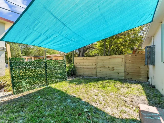 a view of a backyard