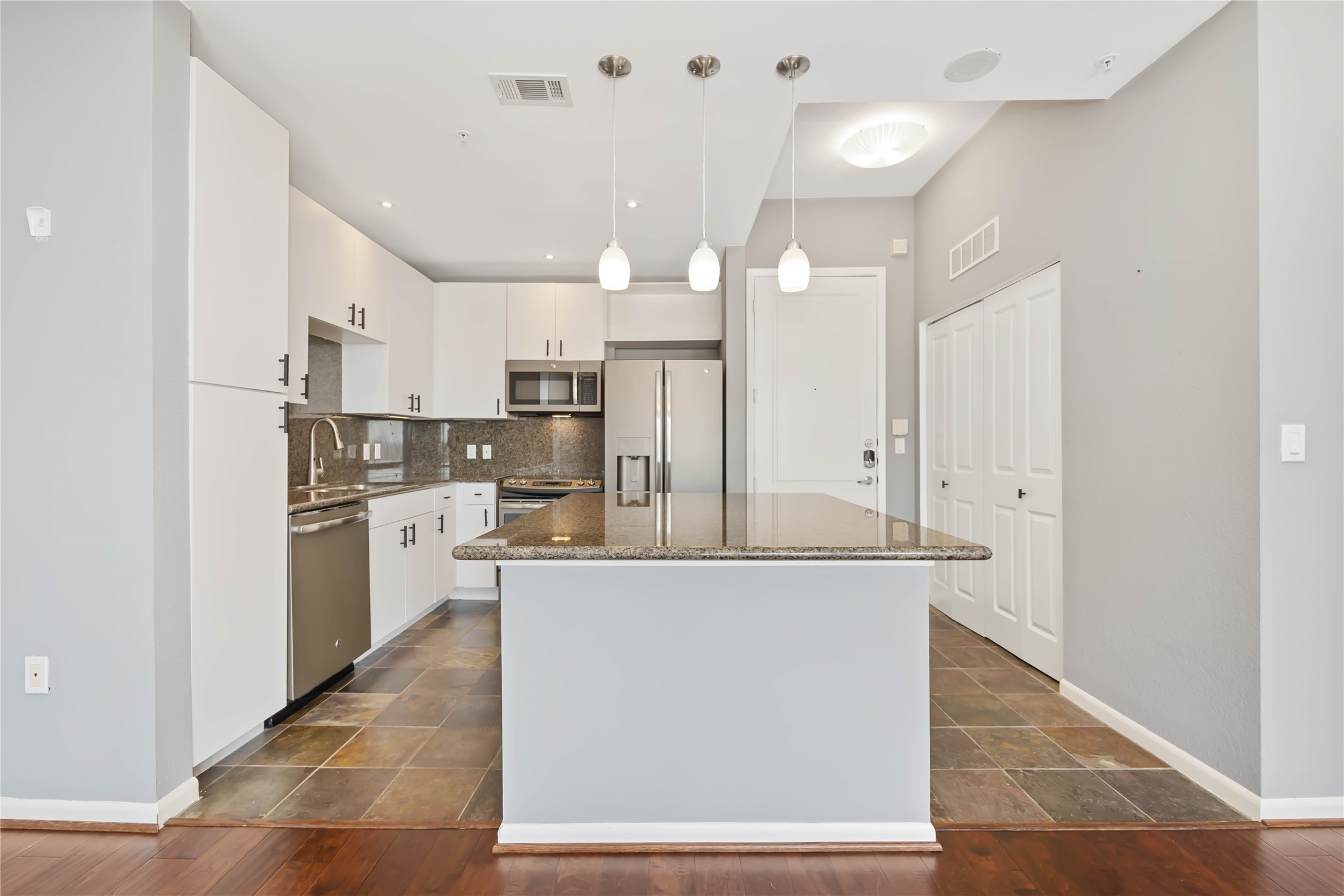 3505 Sage Road, Unit 1508 Houston, TX 77056 - Photo 2 of 23 Prepare daily meals in the thoughtfully designed kitchen where granite countertops, a central breakfast bar island, and a built-in wine cooler support practical living.
