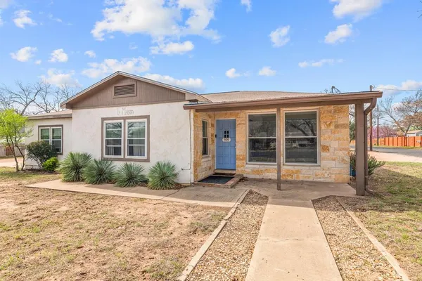 $460,000 | 509 West Centre Street, Fredericksburg, TX 78624