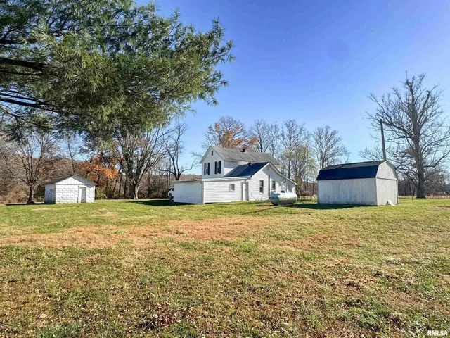 a house with yard and a large trees